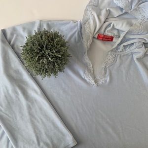 • vintage velvet hoodie w/ lace detailing •